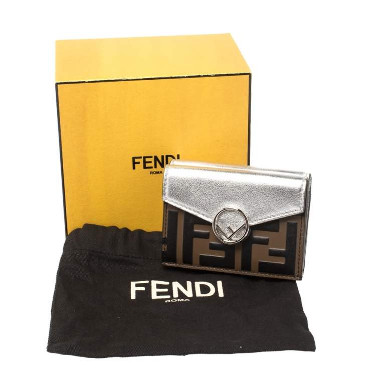 مملوكة مسبقًا Fendi Silver/Tobacco Zucca Leather Micro F Trifold Wallet