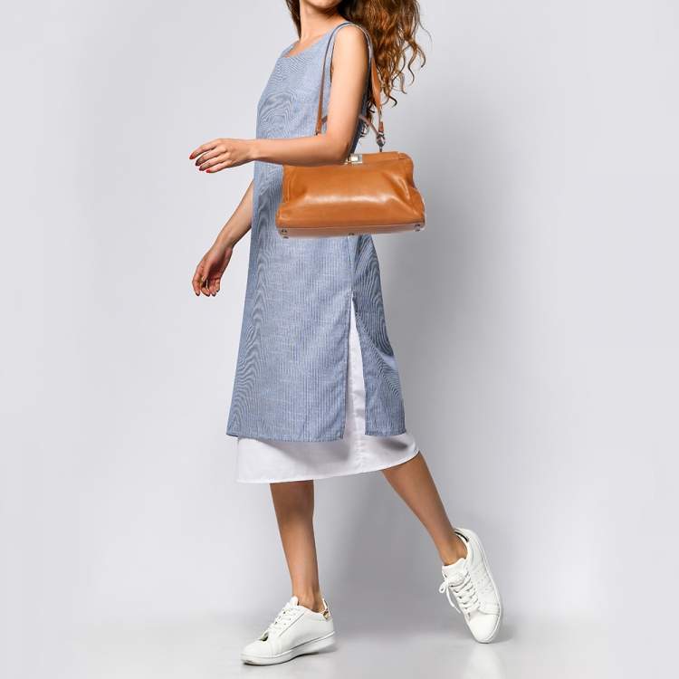 مملوكة مسبقًا Fendi Tan Leather Small Peekaboo Top Handle Bag