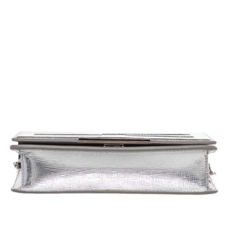 مم�لوكة مسبقًا Fendi Metallic Silver Leather Tube Wallet On Chain