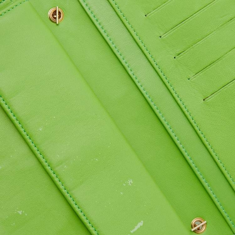 Pre Owned Fendi Green Embossed Leather Wallet On Chain