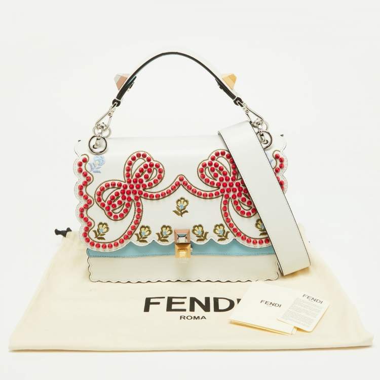 مملوكة مسبقًا Fendi White/Red Embroidered Leather Medium Spike Bow Kan I Top Handle Bag