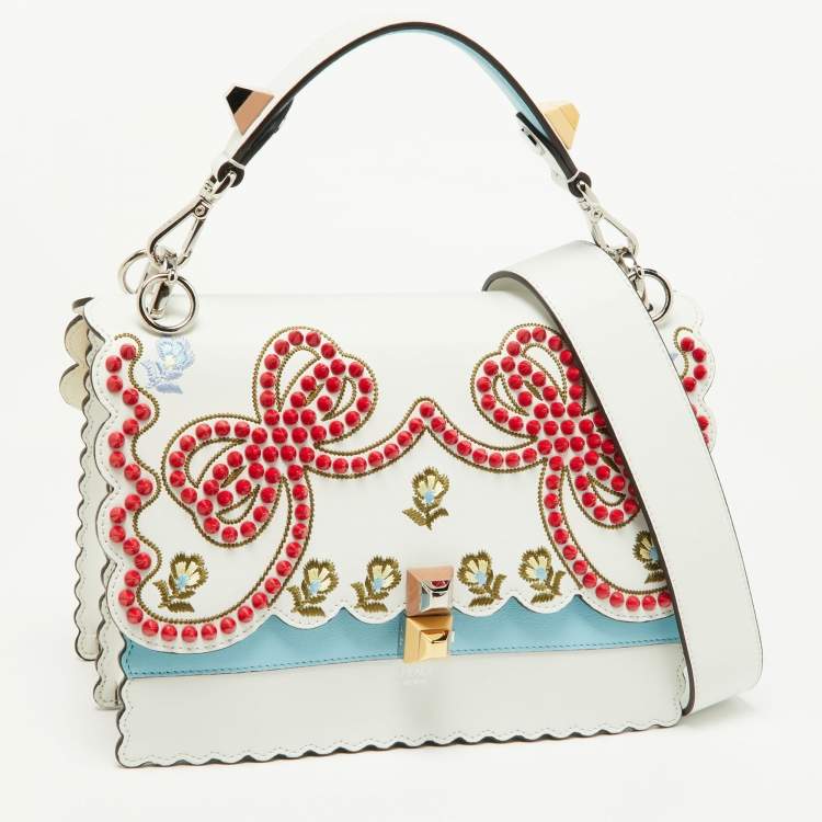 مملوكة مسبقًا Fendi White/Red Embroidered Leather Medium Spike Bow Kan I Top Handle Bag