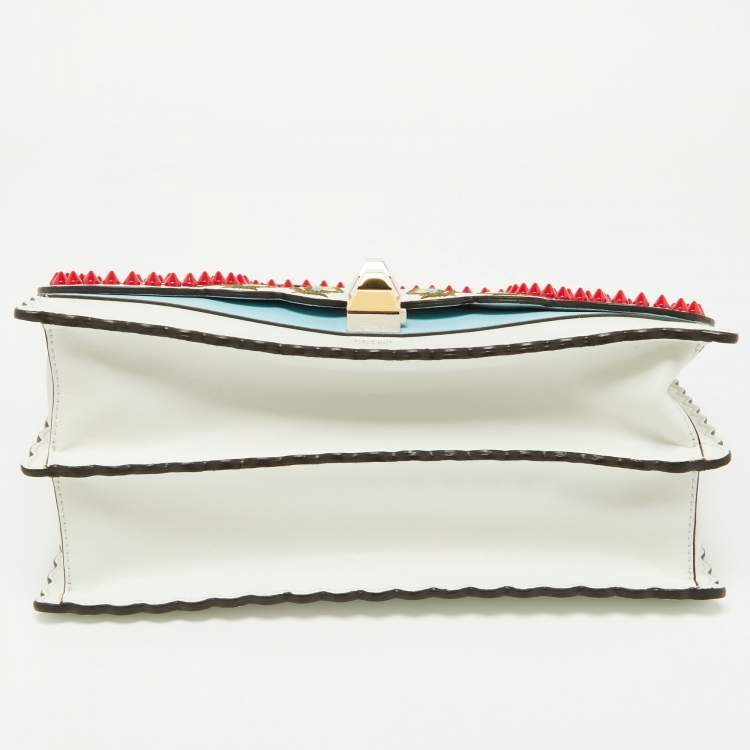 مملوكة مسبقًا Fendi White/Red Embroidered Leather Medium Spike Bow Kan I Top Handle Bag