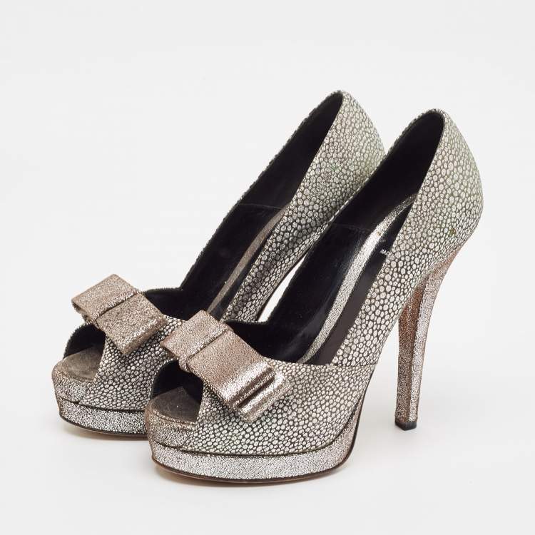مملوكة مسبقًا Fendi Silver/Brown Brocade Fabric Bow Peep Toe Platform Pumps Size 38.5