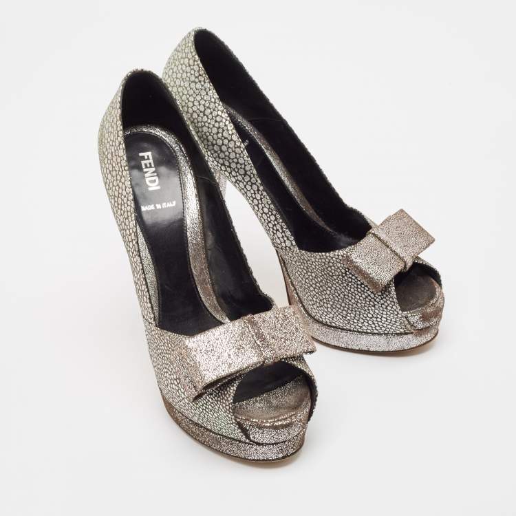 مملوكة مسبقًا Fendi Silver/Brown Brocade Fabric Bow Peep Toe Platform Pumps Size 38.5