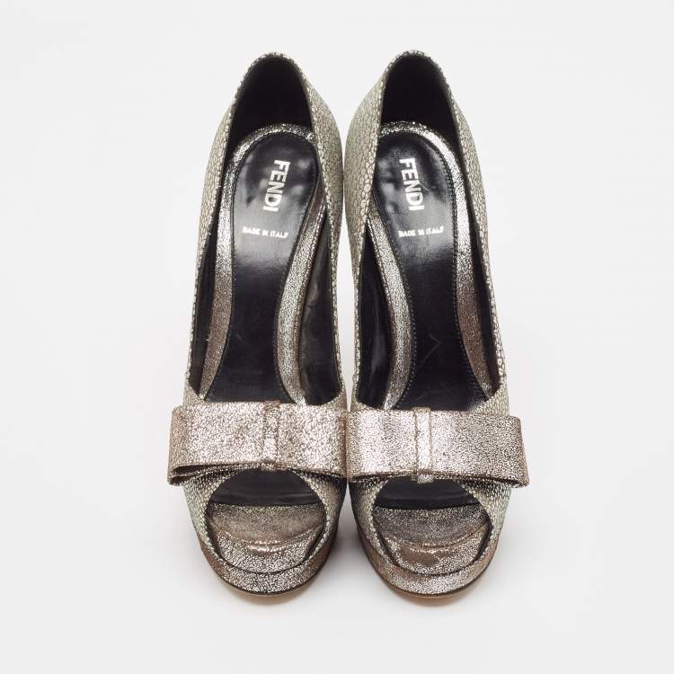 مملوكة مسبقًا Fendi Silver/Brown Brocade Fabric Bow Peep Toe Platform Pumps Size 38.5