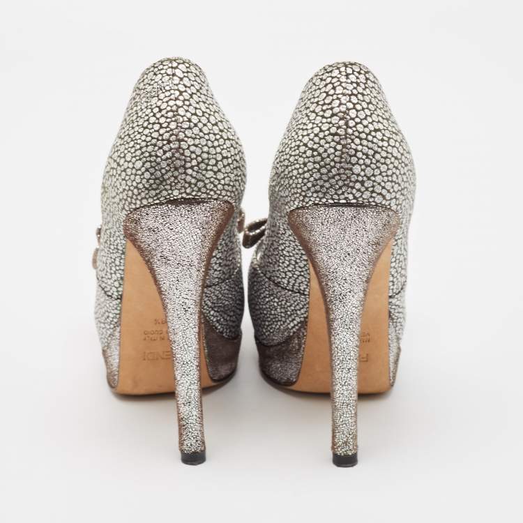 مملوكة مسبقًا Fendi Silver/Brown Brocade Fabric Bow Peep Toe Platform Pumps Size 38.5