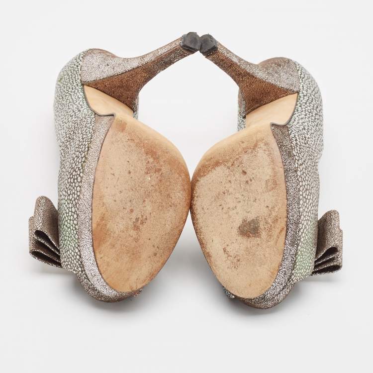 مملوكة مسبقًا Fendi Silver/Brown Brocade Fabric Bow Peep Toe Platform Pumps Size 38.5