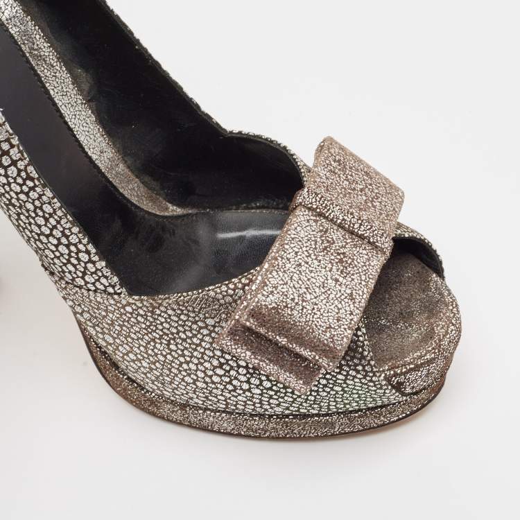مملوكة مسبقًا Fendi Silver/Brown Brocade Fabric Bow Peep Toe Platform Pumps Size 38.5