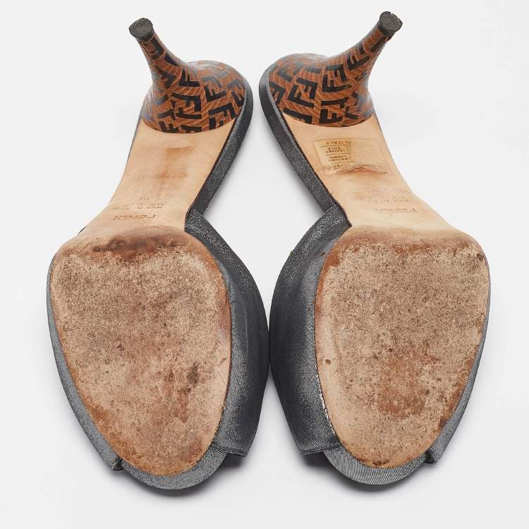 Pre Owned Fendi Silver Suede Slide Sandals Size 39