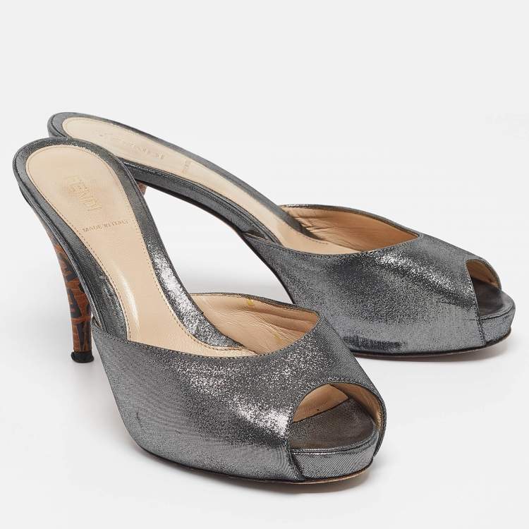 Pre Owned Fendi Silver Suede Slide Sandals Size 39