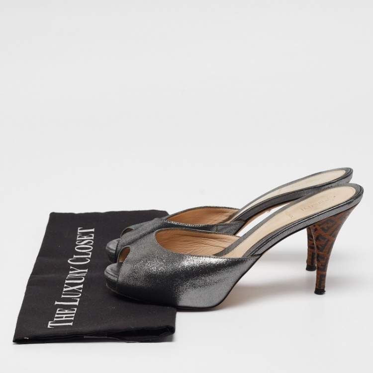 Pre Owned Fendi Silver Suede Slide Sandals Size 39