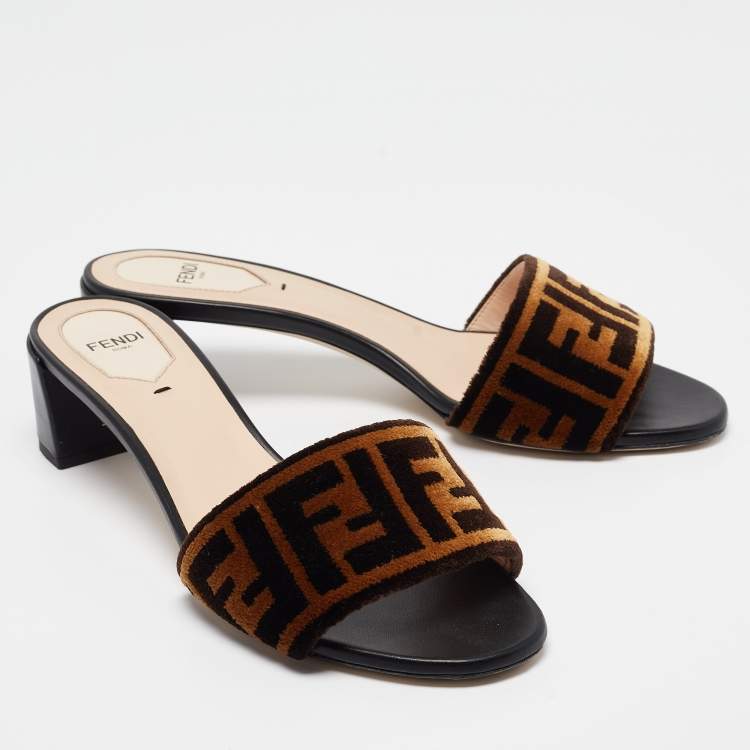 مملوكة مسبقًا Fendi Brown Zucca Velvet Slide Sandals Size 39