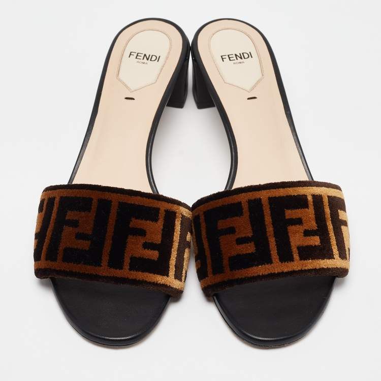 مملوكة مسبقًا Fendi Brown Zucca Velvet Slide Sandals Size 39