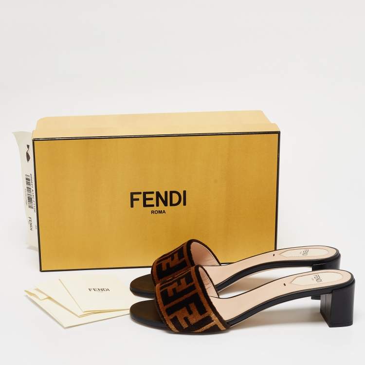 مملوكة مسبقًا Fendi Brown Zucca Velvet Slide Sandals Size 39