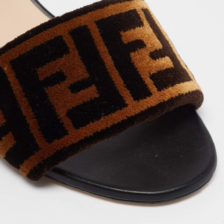 مملوكة مسبقًا Fendi Brown Zucca Velvet Slide Sandals Size 39