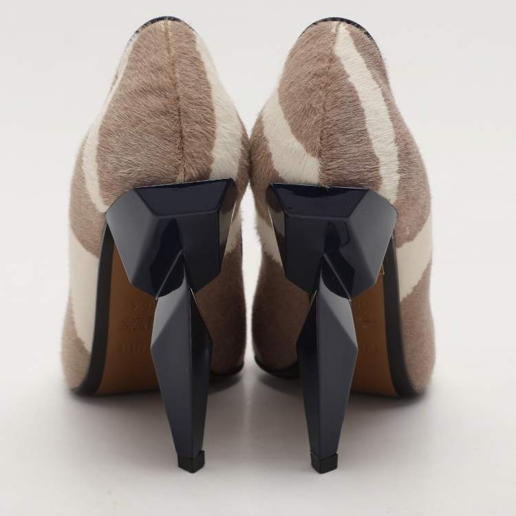 مملوكة مسبقًا Fendi Beige/White Calf Hair Diamond Pumps Size 38.5