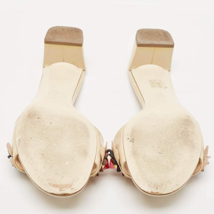 Pre Owned Fendi Cream Patent Leather Flower Embellished Slide Sandals Size 39