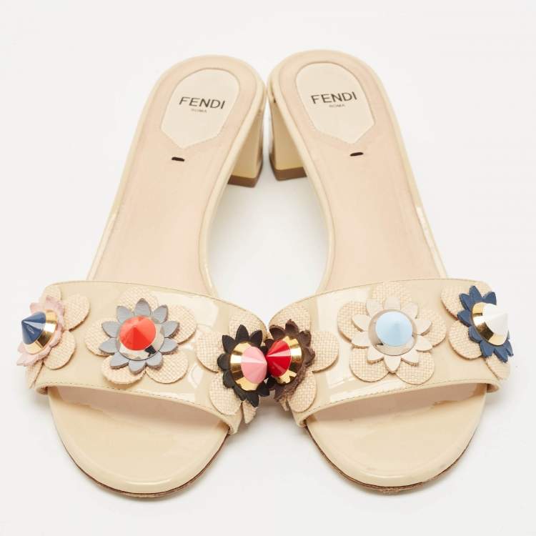 Pre Owned Fendi Cream Patent Leather Flower Embellished Slide Sandals Size 39