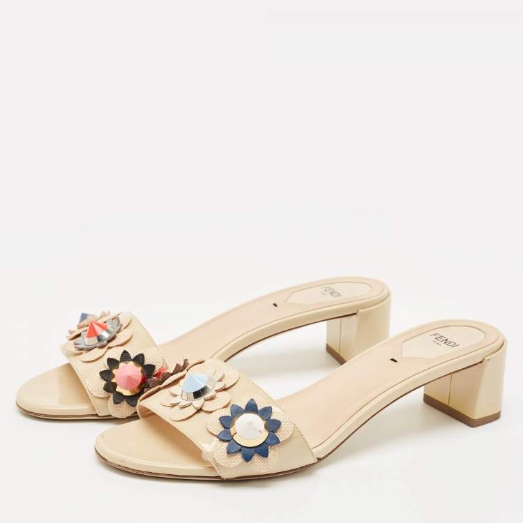 Pre Owned Fendi Cream Patent Leather Flower Embellished Slide Sandals Size 39