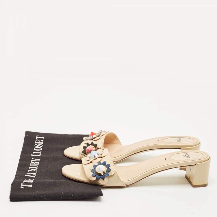 Pre Owned Fendi Cream Patent Leather Flower Embellished Slide Sandals Size 39