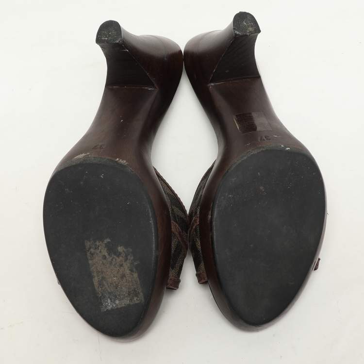 Pre Owned Fendi Brown Zucca Coated Canvas And Leather Slide Sandals Size 37