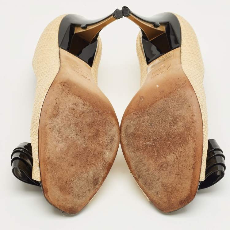 Pre Owned Fendi Cream/Black Patent Leather and Raffia Bow Peep Toe Pumps Size 39