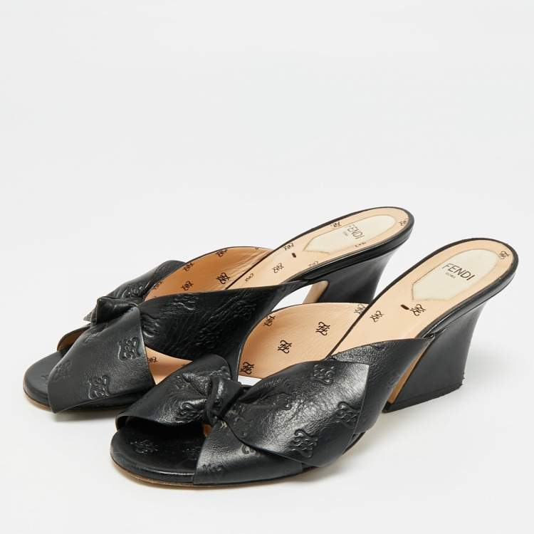 مملوكة مسبقًا Fendi FF Karligraphy Size 39 Black Leather Bow Slide Sandals