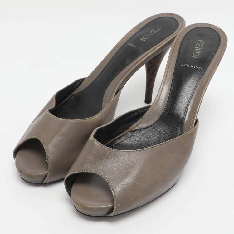 مملوكة مسبقًا Fendi FF Superstar Size 40 Grey Leather Peep Toe Sandals