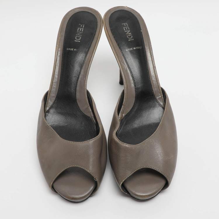 مملوكة مسبقًا Fendi FF Superstar Size 40 Grey Leather Peep Toe Sandals