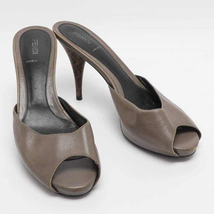 مملوكة مسبقًا Fendi FF Superstar Size 40 Grey Leather Peep Toe Sandals