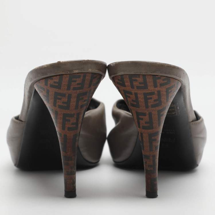 مملوكة مسبقًا Fendi FF Superstar Size 40 Grey Leather Peep Toe Sandals