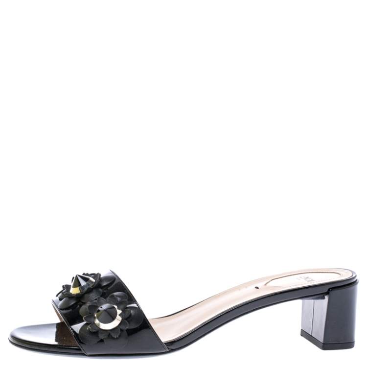 مملوكة مسبقًا Fendi Black Flower Embellished Patent Leather Open Toe Sandals Size 40