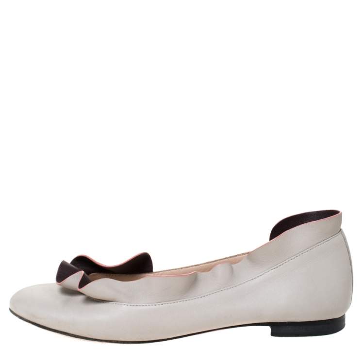 Pre Owned Fendi Grey Leather Ruffle Trim Ballet Flats Size 36.5
