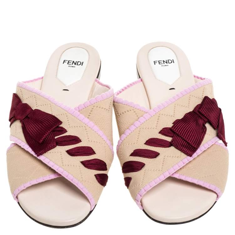مملوكة مسبقًا Fendi Beige Knit Fabric with Contrast Bow Cross Strap Open Toe Flat Slides Size 38