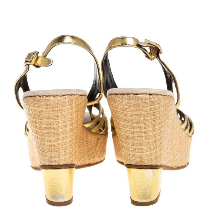 مملوكة مسبقًا Fendi Gold Patent Leather Wedge Ankle Strap Sandals Size 39