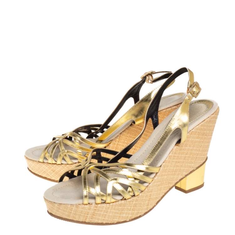 مملوكة مسبقًا Fendi Gold Patent Leather Wedge Ankle Strap Sandals Size 39