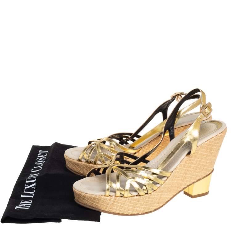 مملوكة مسبقًا Fendi Gold Patent Leather Wedge Ankle Strap Sandals Size 39