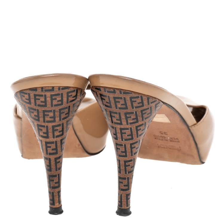 Pre Owned Fendi Beige Patent Leather FF Superstar Peep Toe Mule Slides Size 35