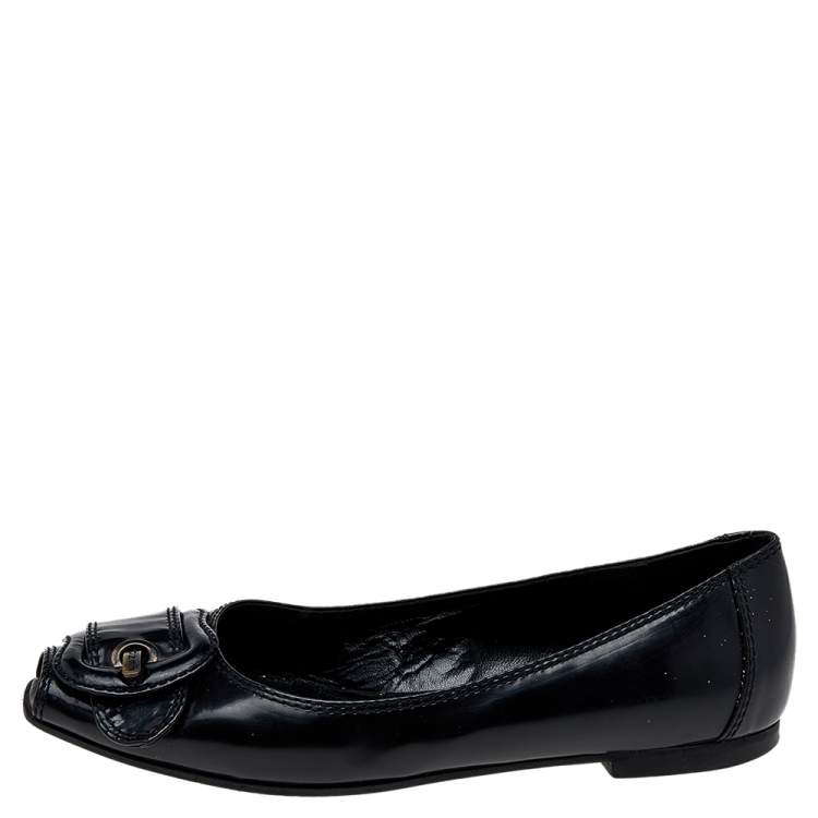 مملوكة مسبقًا Fendi Black Patent Leather Buckle Flats Size 37