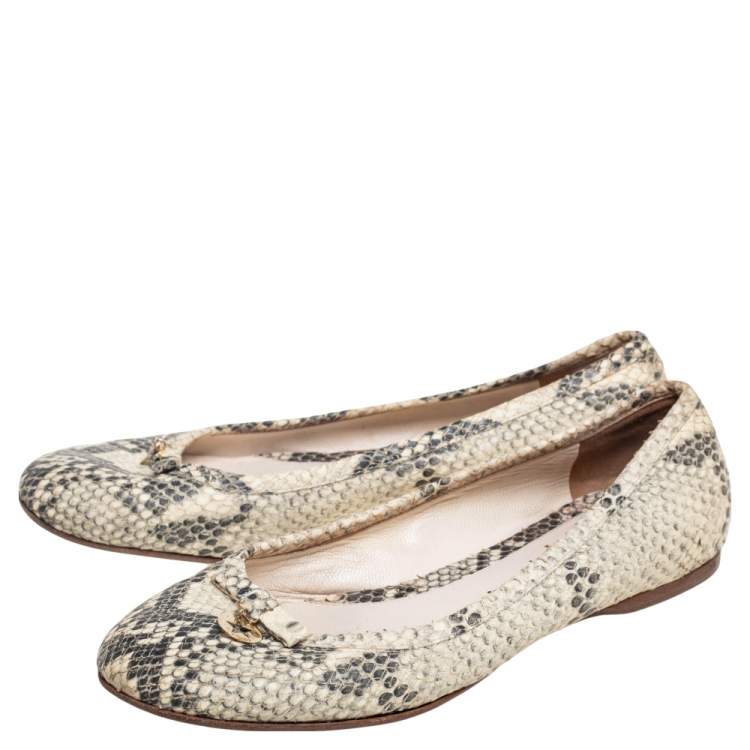 مملوكة مسبقًا Fendi Black/Cream Python Embossed Leather Ballet Flats Size 39