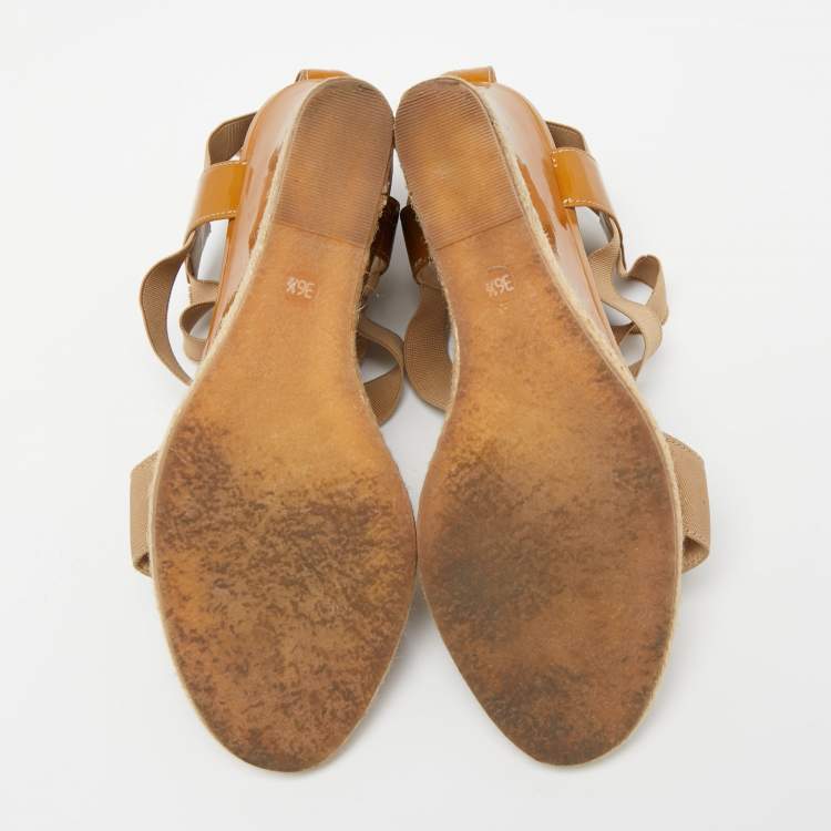 مملوكة مسبقًا Fendi Beige Patent Leather And Elastic Fabric Carioca Wedge Espadrille Sandals Size 36.5