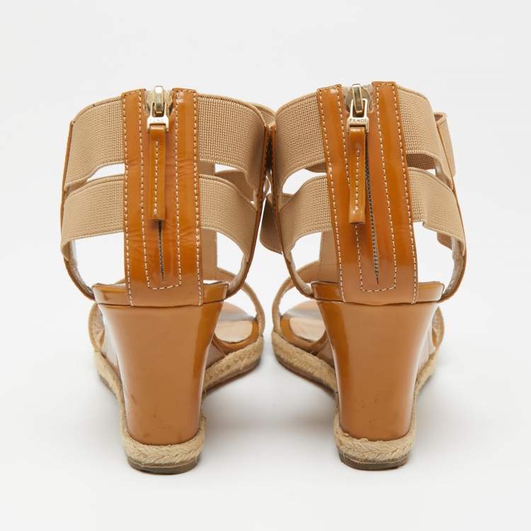 مملوكة مسبقًا Fendi Beige Patent Leather And Elastic Fabric Carioca Wedge Espadrille Sandals Size 36.5