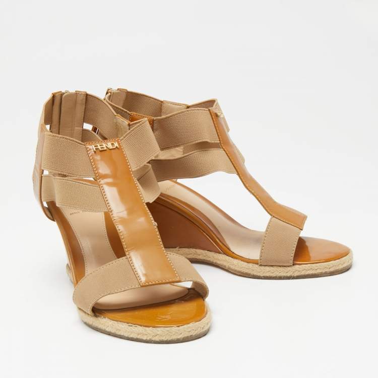 مملوكة مسبقًا Fendi Beige Patent Leather And Elastic Fabric Carioca Wedge Espadrille Sandals Size 36.5