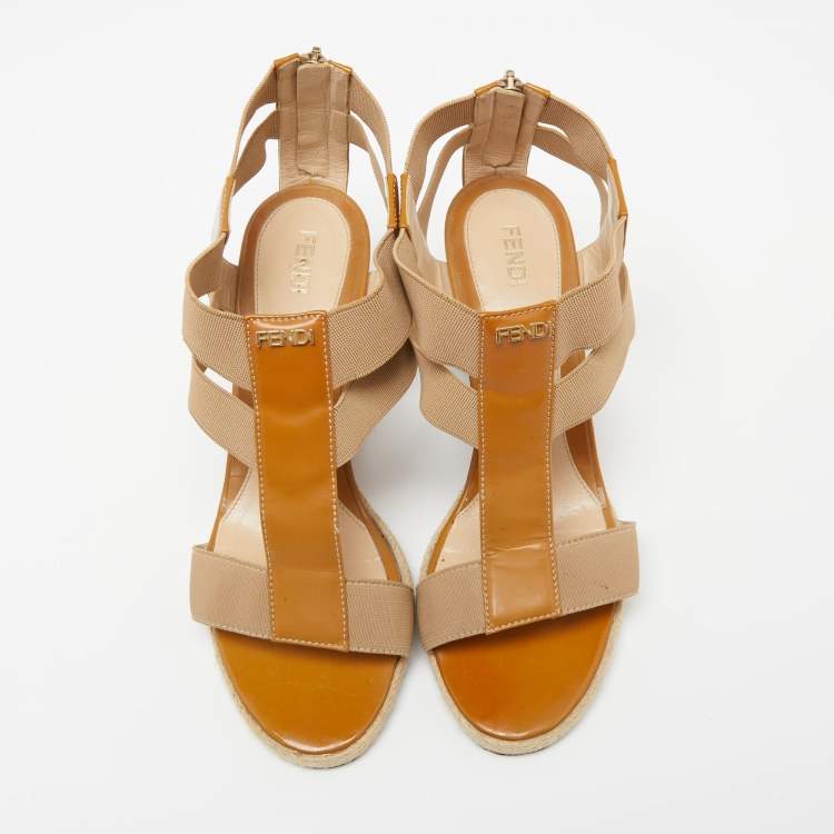 مملوكة مسبقًا Fendi Beige Patent Leather And Elastic Fabric Carioca Wedge Espadrille Sandals Size 36.5