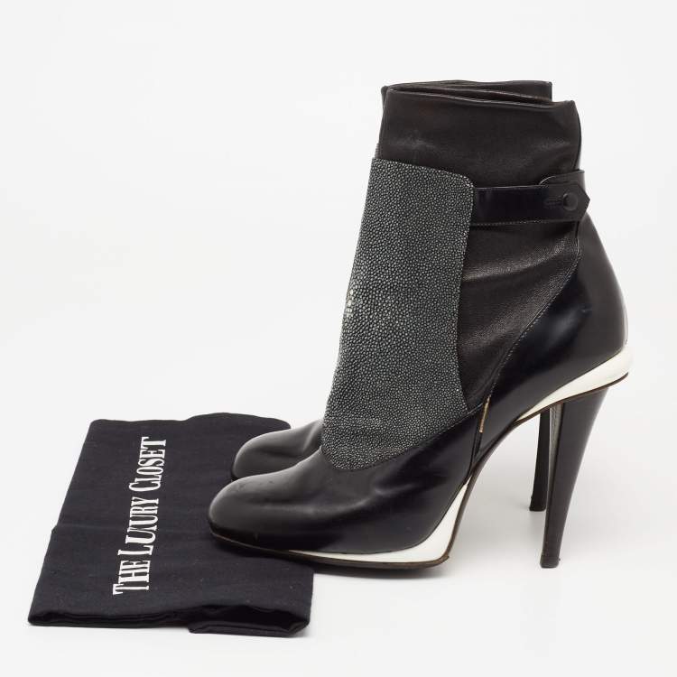 مملوكة مسبقًا Fendi Black Texture leather and Leather Ankle Boots Size 40 