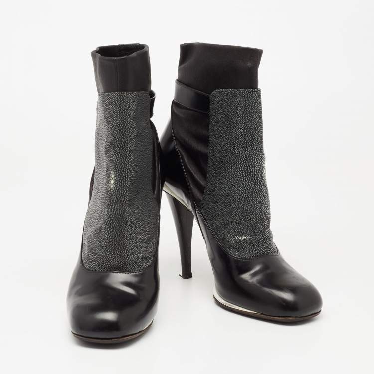 مملوكة مسبقًا Fendi Black Texture leather and Leather Ankle Boots Size 40 