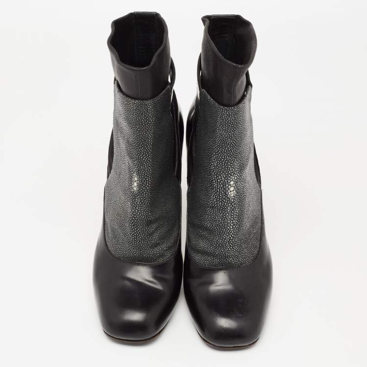 مملوكة مسبقًا Fendi Black Texture leather and Leather Ankle Boots Size 40 