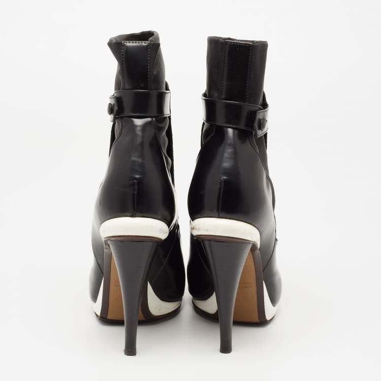 مملوكة مسبقًا Fendi Black Texture leather and Leather Ankle Boots Size 40 