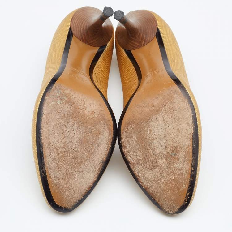 Pre Owned Fendi Gold Textured Leather Pumps Size 38